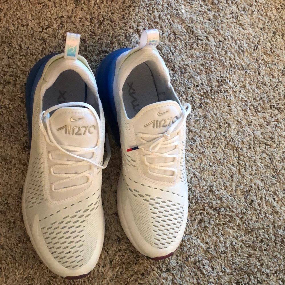 9.5 very gently used Nike AirMax 270.